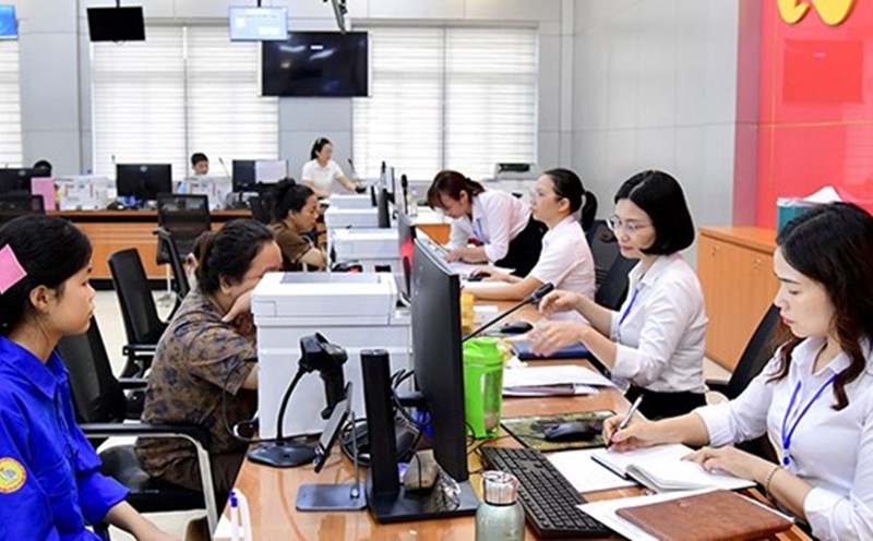 From November 1, cadres, civil servants, public employees and workers receiving salaries from the budget in Ninh Binh who work 25km or more away from home will be supported with travel expenses of 1.2 million VND/person/month. Photo: Nguyen Truong