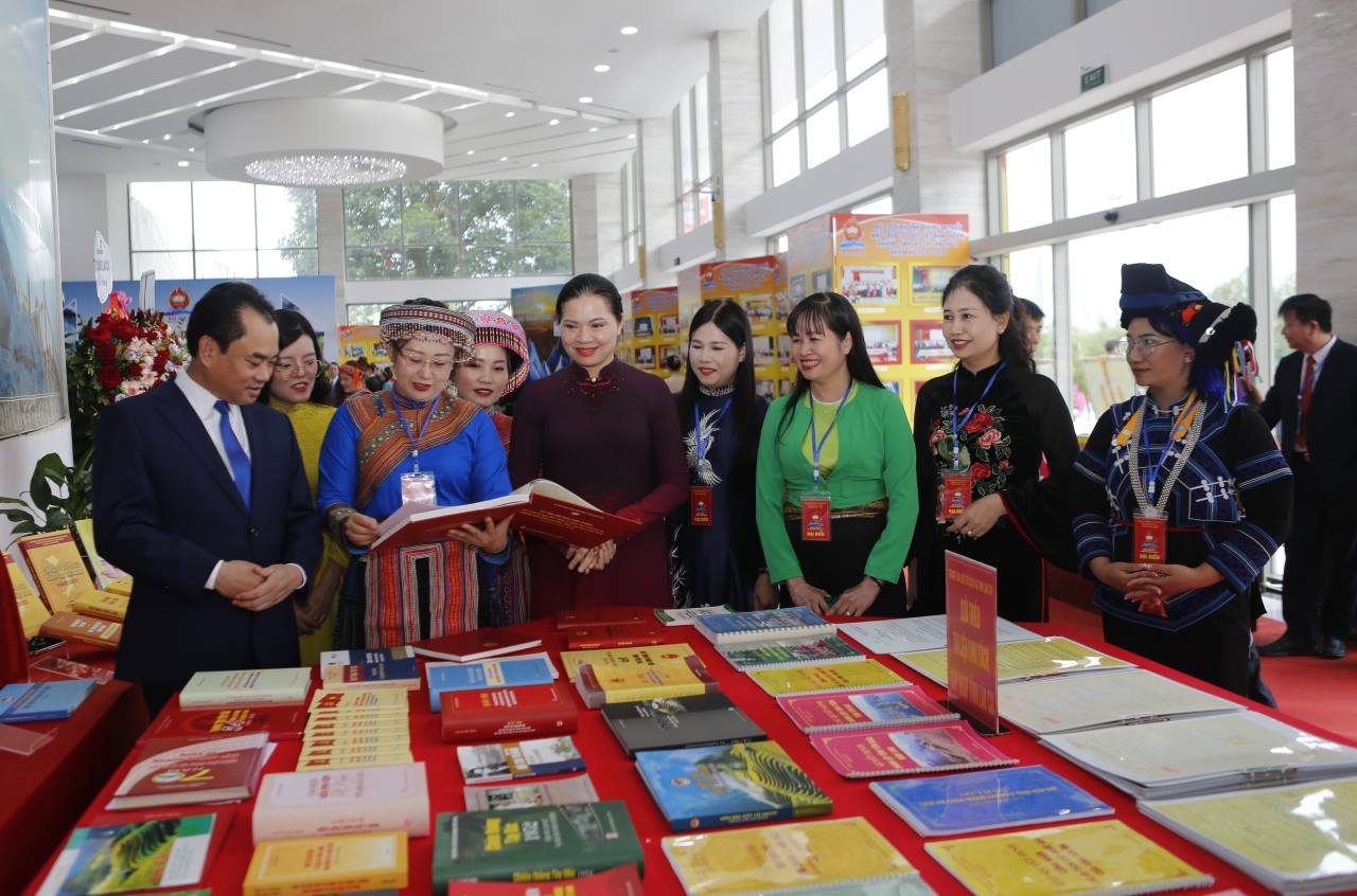 Cac dai bieu tham quan gian trung bay, trien lam anh nghe thuat Dat va Nguoi Lao Cai. Anh: Van Duc