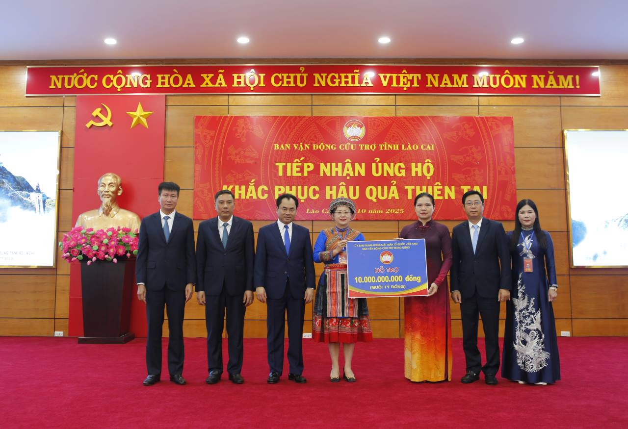 Ba Ha Thi Nga- Pho Chu tich UBMTTQ Viet Nam trao ho tro 10 ti dong cho Ban van dong cuu tro tinh Lao Cai khac phuc hau qua thien tai. Anh: Van Duc