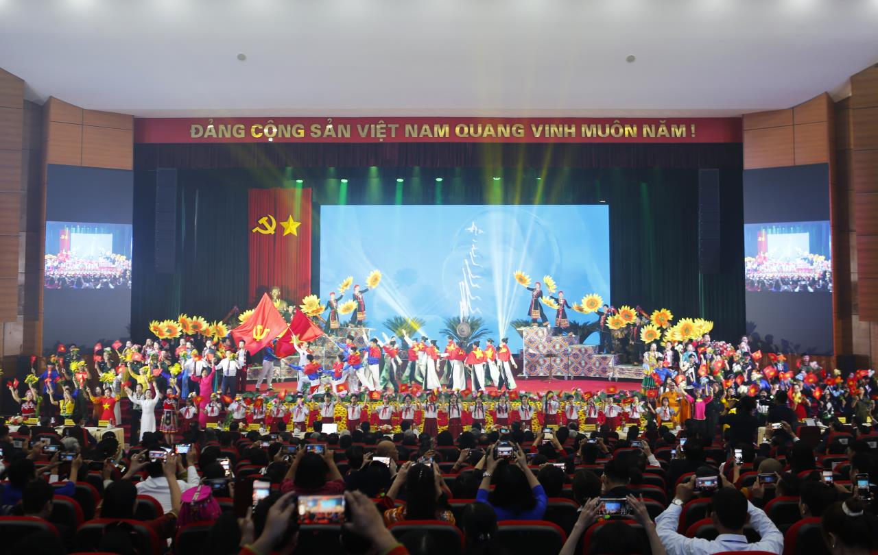 Nhieu tiet muc van nghe dac sac mo dau cho phien chinh thuc Dai hoi dai bieu MTTQ Viet Nam tinh Lao Cai lan thu nhat. Anh: Van Duc