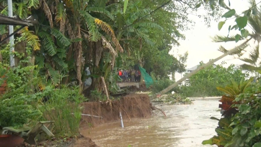 Sat lo gay anh huong giao thong, thiet hai tai san. Anh: UBND xa My Hoa Hung