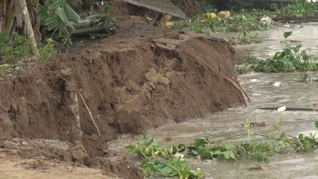 Tinh trang sat lo lien tuc xay ra trong vai ngay tren dia ban To 3, ap My Thuan. Anh: UBND xa My Hoa Hung