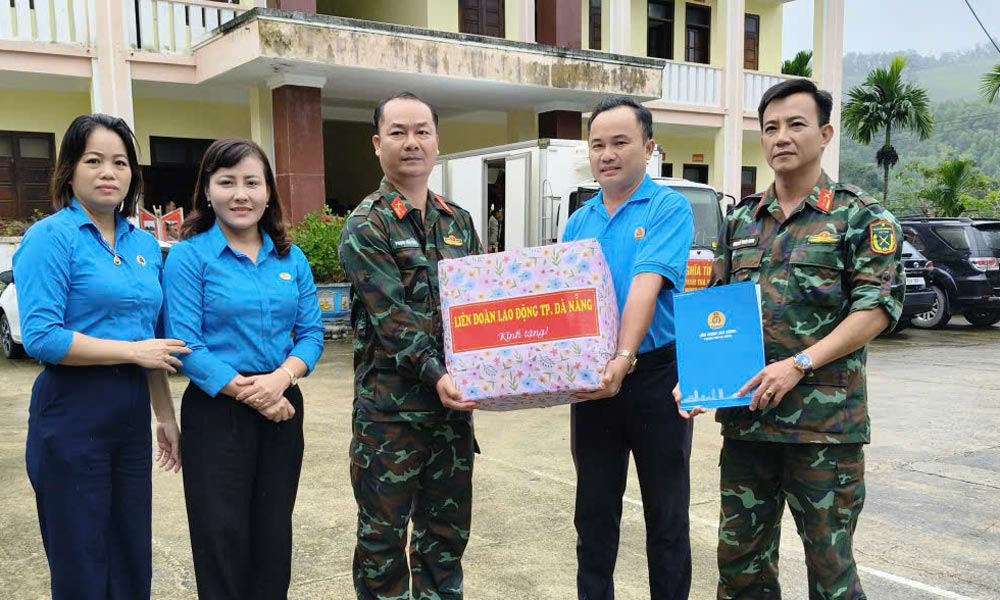 Les dirigeants de la Federation du travail de la ville de Da Nang visitent et apportent leur soutien aux postes d'intervention et de controle des crues soudaines et des glissements de terrain dans les communes de Tra My et Tra Tan. Photo : Syndicat de Da Nang.