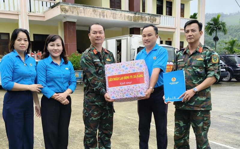 Leaders of the Da Nang City Labor Federation visited and supported the checkpoints on duty to control flash floods and landslides in Tra My and Tra Tan communes. Photo: Da Nang Trade Union.