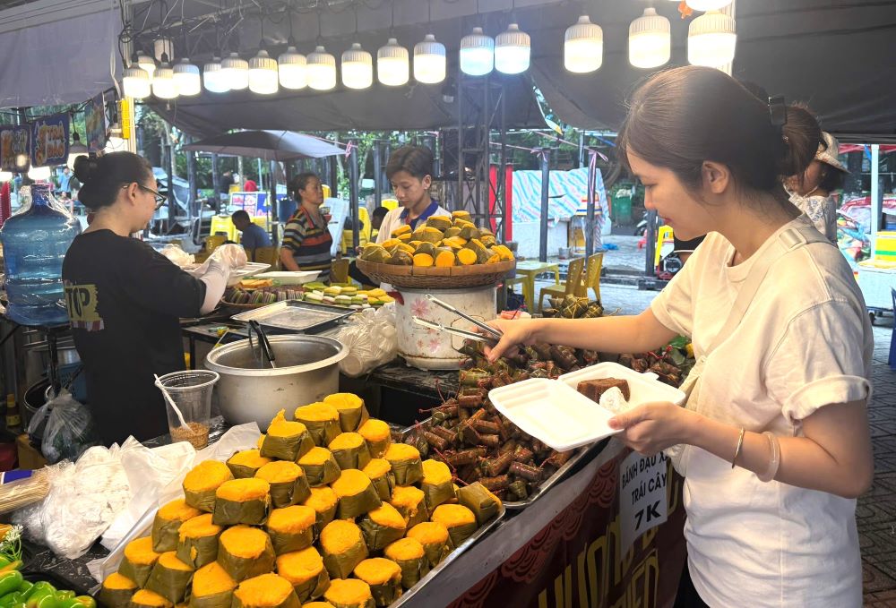 Nguoi dan tham quan, trai nghiem mon chay tai le hoi. Anh: Thanh Chan