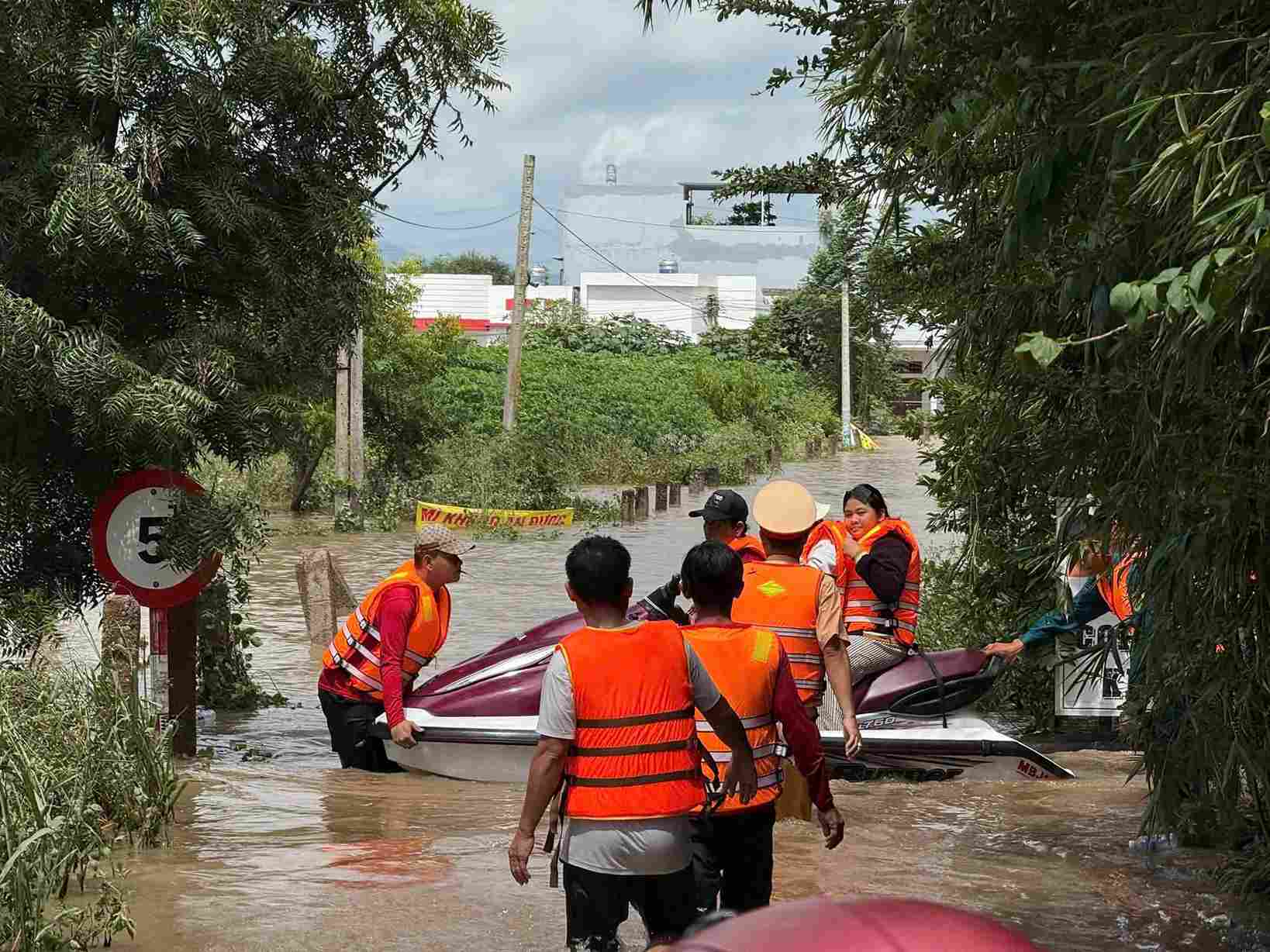 Floods in Lam Dong province caused damage of more than 87 billion VND. Photo: Phuc Khanh