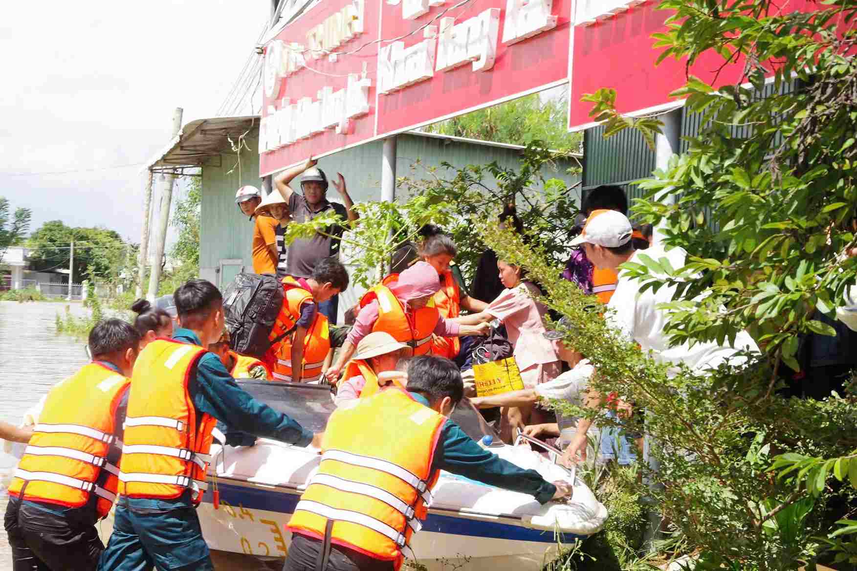 Luc luong cuu ho di doi, so tan nguoi dan bi ngap lut den noi an toan. Anh: Phuc Khanh