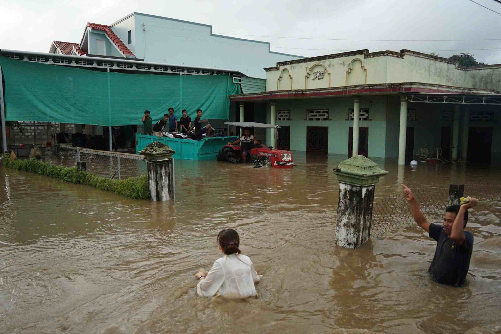 Nha cua cua nguoi dan Lam Dong bi nuoc nhan chim, co lap. Anh: Phuc Khanh