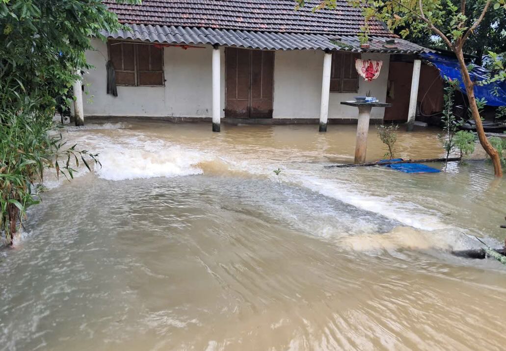 Water flooded into a residential area in Phong Nha commune on the morning of November 1. Photo: Thanh Hien