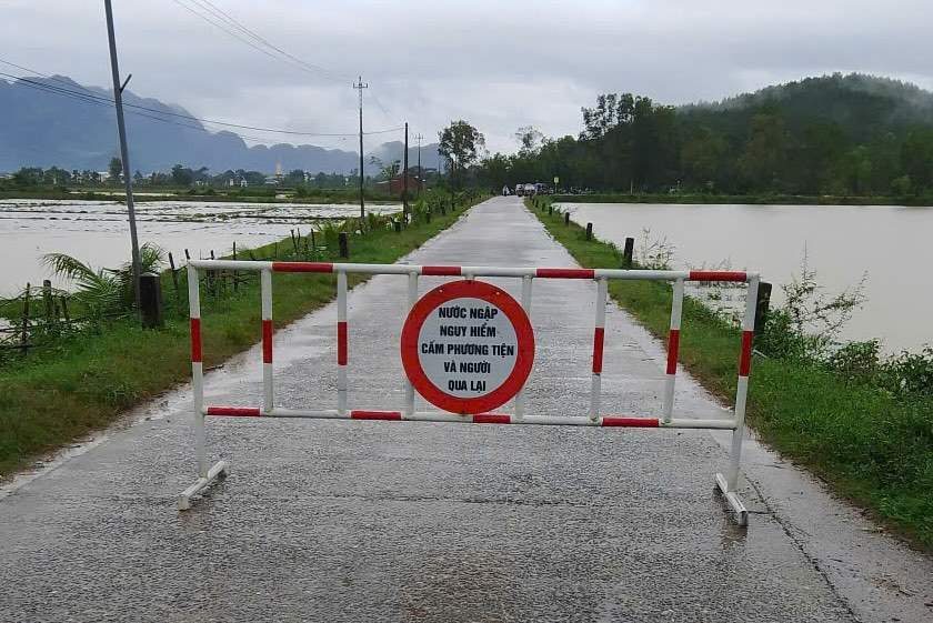 Chinh quyen dia phuong dat bang canh bao ngap lut. Anh: Thanh Hien