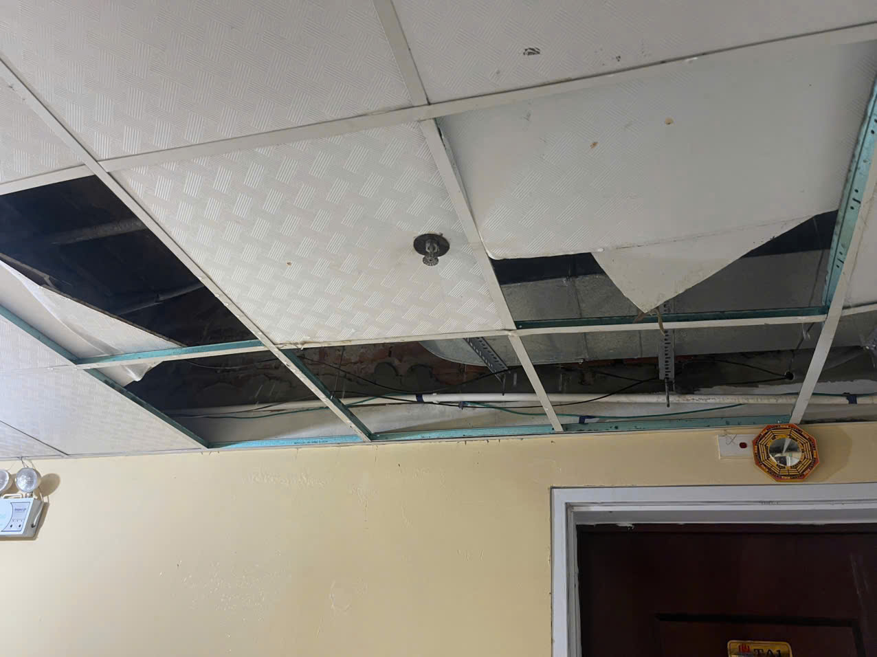 Trần thạch cao tại chung cư Tràng An hư hỏng sao nhiều cơn bão. Ảnh: Quang Đại