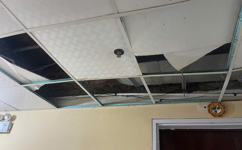 Las paredes de yeso en el edificio de apartamentos Trang An dañadas por muchas tormentas. Foto: Quang Dai