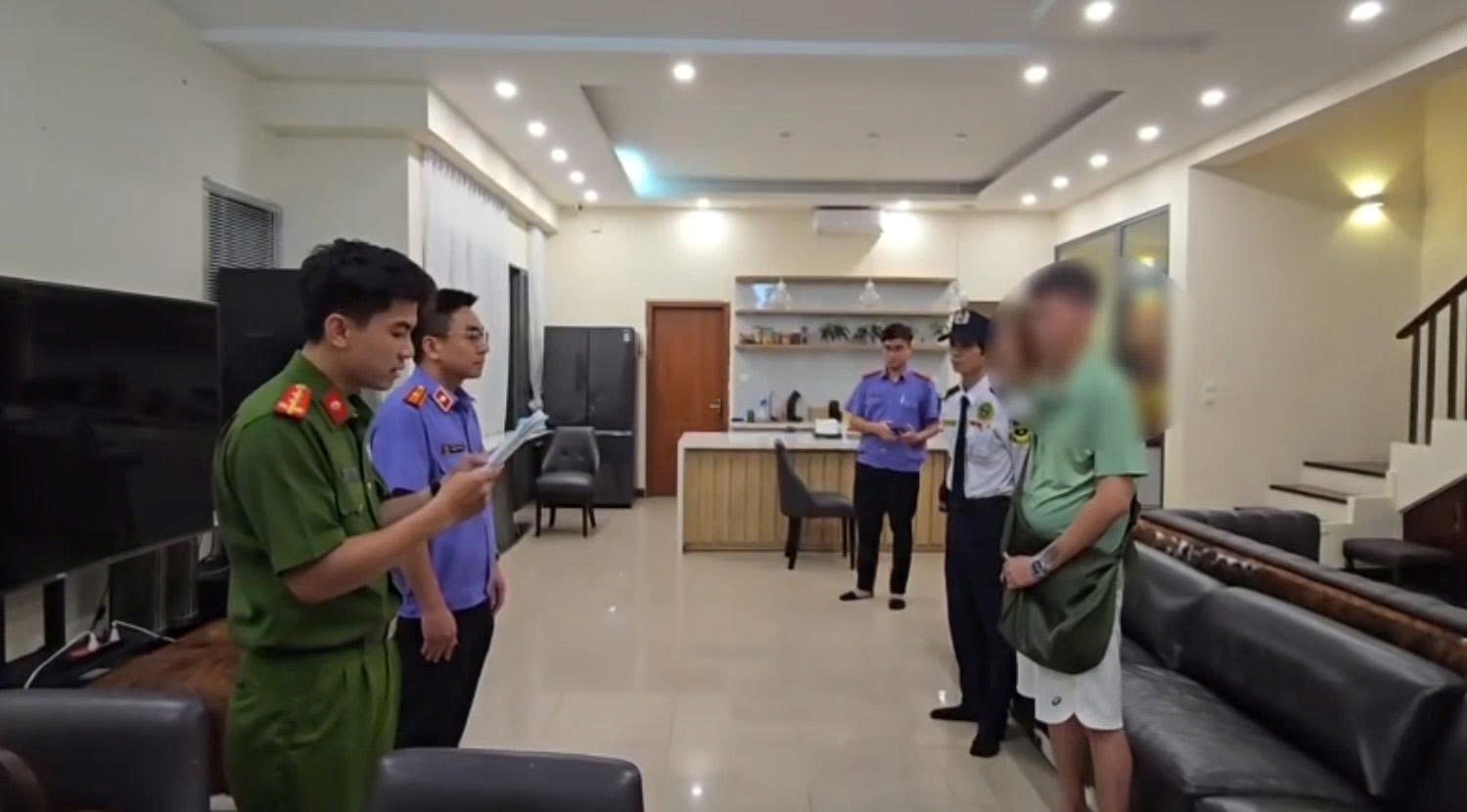 La policia inspecciona la villa Truong Ngoc Anh incauta iPads y 2 volumenes de documentos importantes