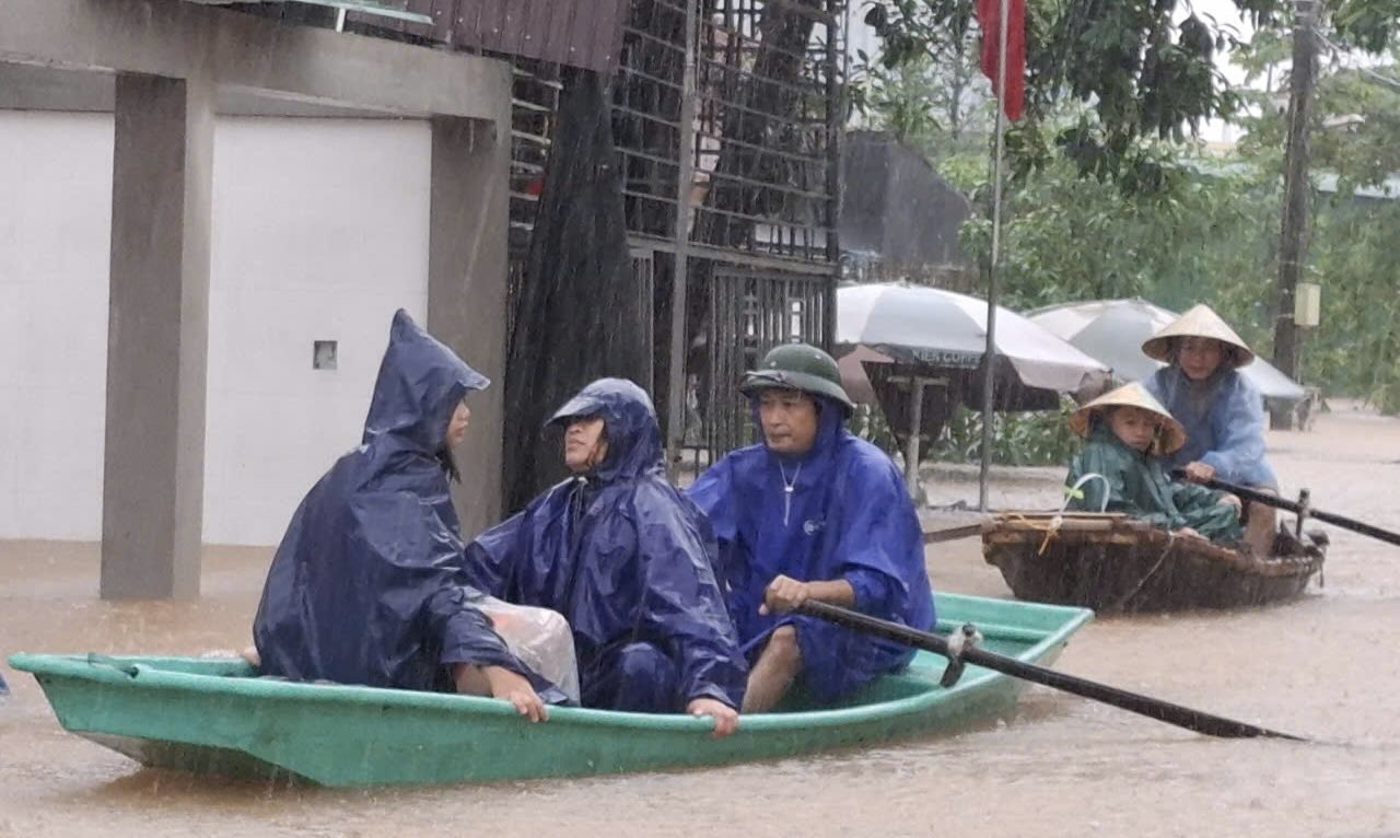Explosion profonde de centaines de foyers a la peripherie du lac Ke Go. Photo : Tran Tuan