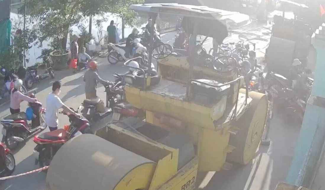 Công nhân ra vào vất vả do 2 xe lu chắn trước cổng công ty. Ảnh: Người dân cung cấp