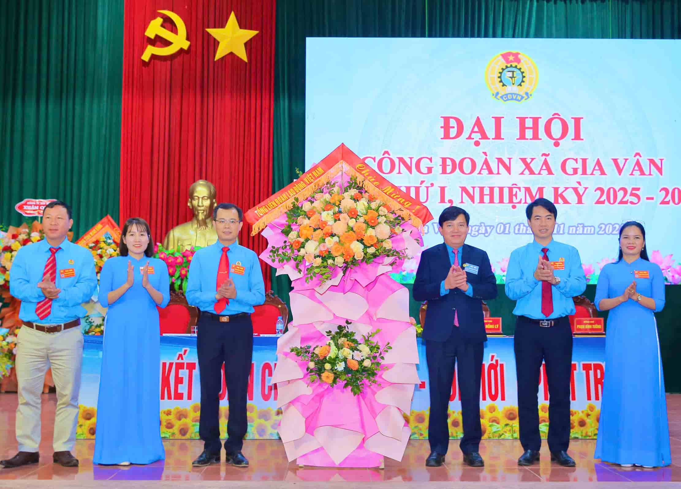 Ong Nguyen Xuan Hung - Pho chu tich Tong LDLD Viet Nam tang hoa chuc mung Dai hoi. Anh: Nguyen Truong