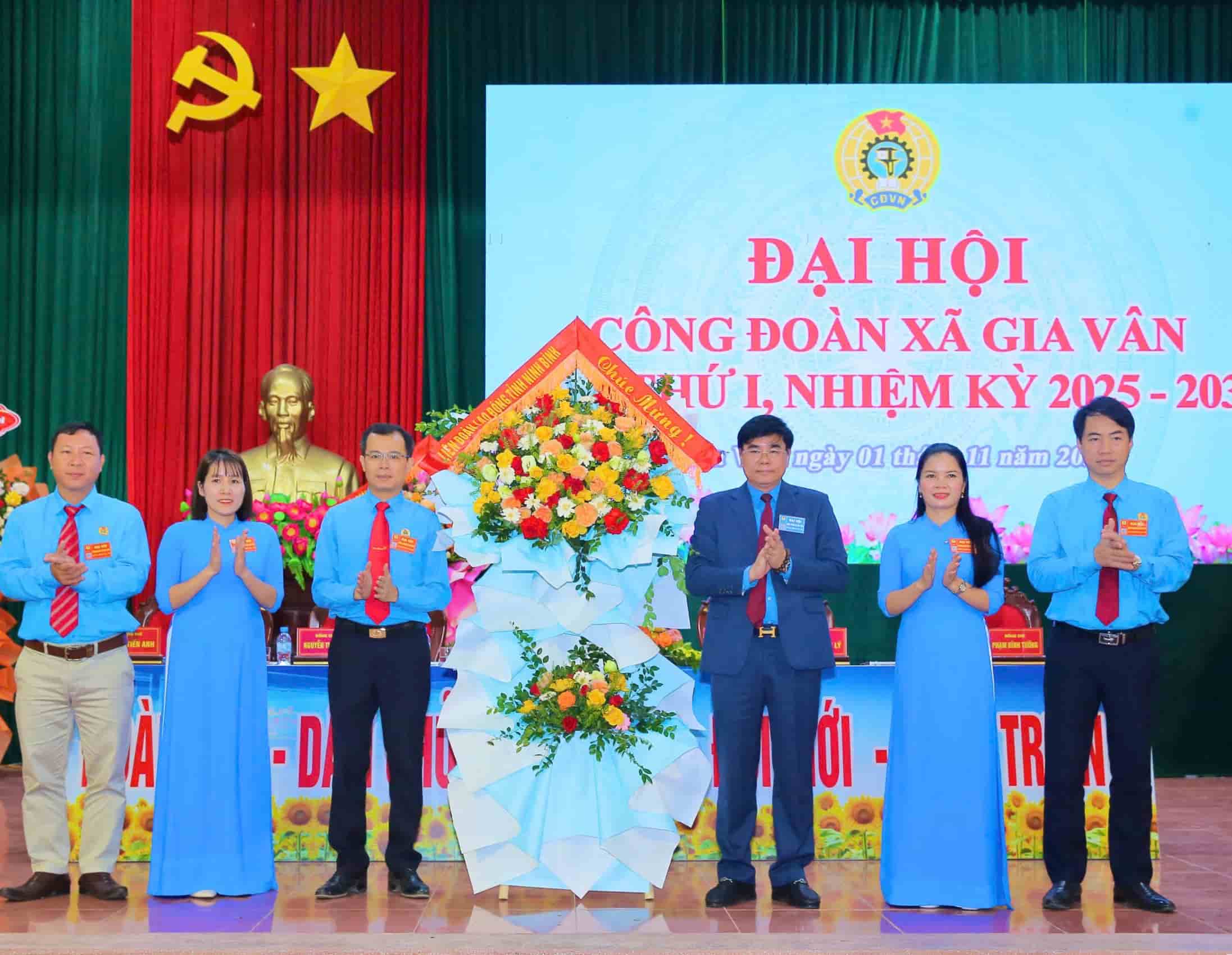 Ong Nguyen Hai Long - Pho chu tich Uy ban MTTQ Viet Nam, Chu tich LDLD tinh Ninh Binh tang hoa chuc mung Dai hoi. Anh: Nguyen Truong
