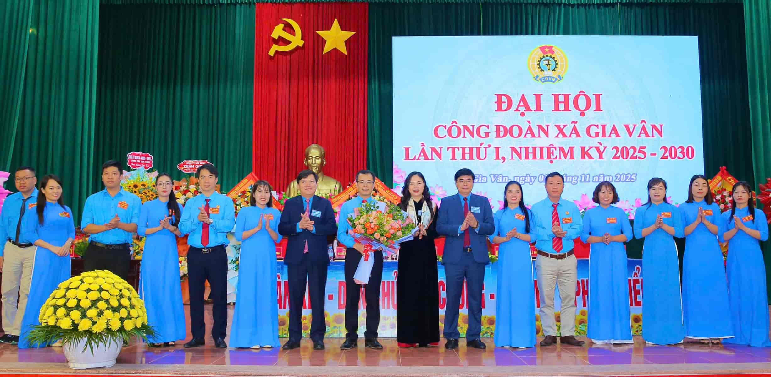 Dai dien lanh dao Tong LDLD Viet Nam, LDLD tinh Ninh Binh va lanh dao xa Gia Van tang hoa va chup anh luu niem voi Ban Chap hanh Cong doan xa Gia Van nhiem ky 2025 - 2030. Anh: Nguyen Truong