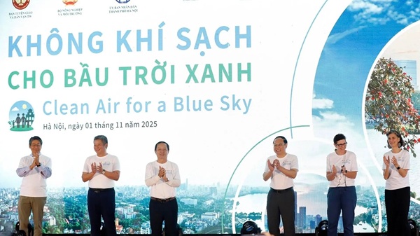 ハノイは公共交通機関のグリーン変革を推進しています。写真：ホン・タイ