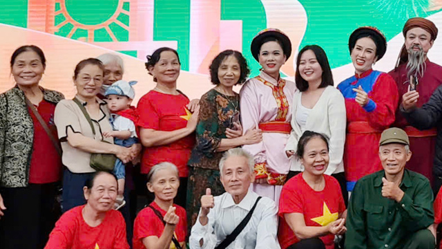 The audience took photos with Tuong artists at the 2025 Autumn Fair. Photo: Organizing Committee