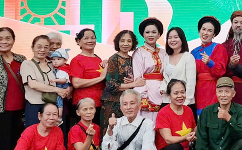 The audience took photos with Tuong artists at the 2025 Autumn Fair. Photo: Organizing Committee