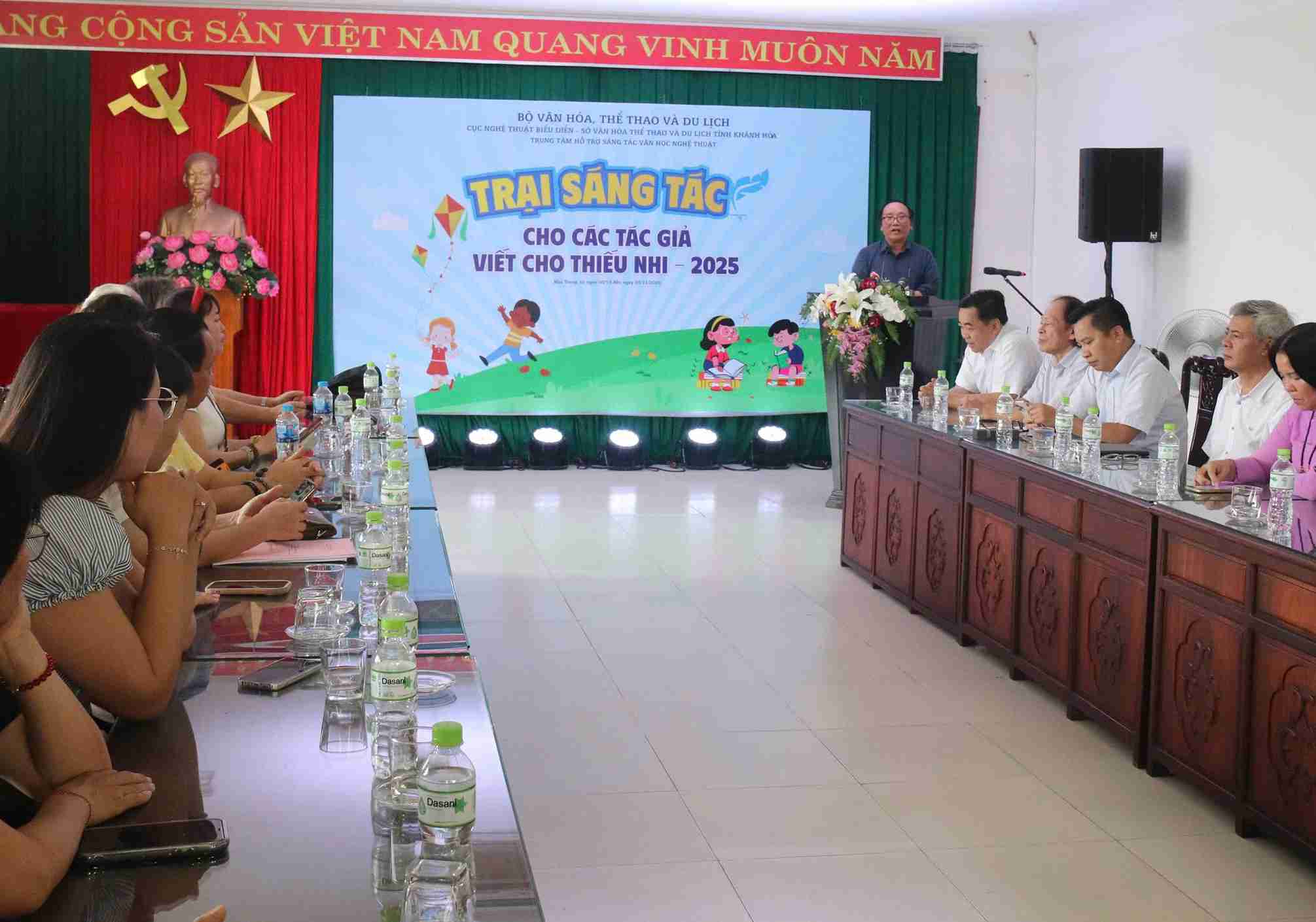 The Ministry of Culture, Sports and Tourism held the opening ceremony of the Writers' Compository Camp for children in Khanh Hoa. Photo: Huu Long