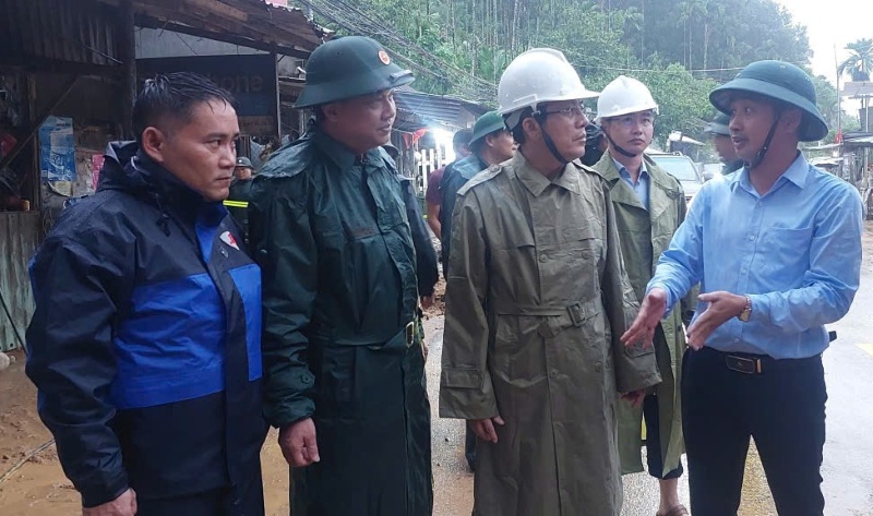Ong Tran Nam Hung - PCT.UBND TP.Da Nang (thu 2 tu phai sang) kiem tra phong chong mua lu tai xa mien nui Tra Tan. Anh: Truong An