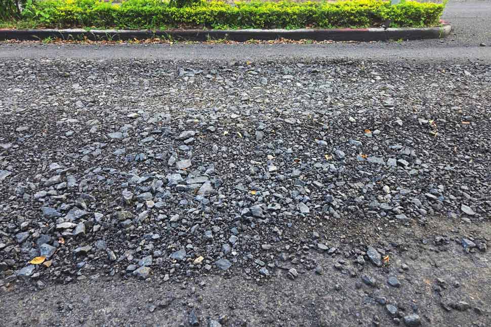 Mat duong xuat bong troc, sut lun du moi duoc dau tu sua chua. Anh: Tan Manh