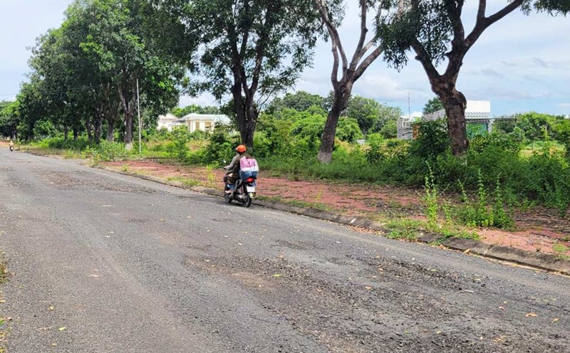People are concerned that the damaged road surface poses a high risk of traffic accidents. Photo: Tan Manh