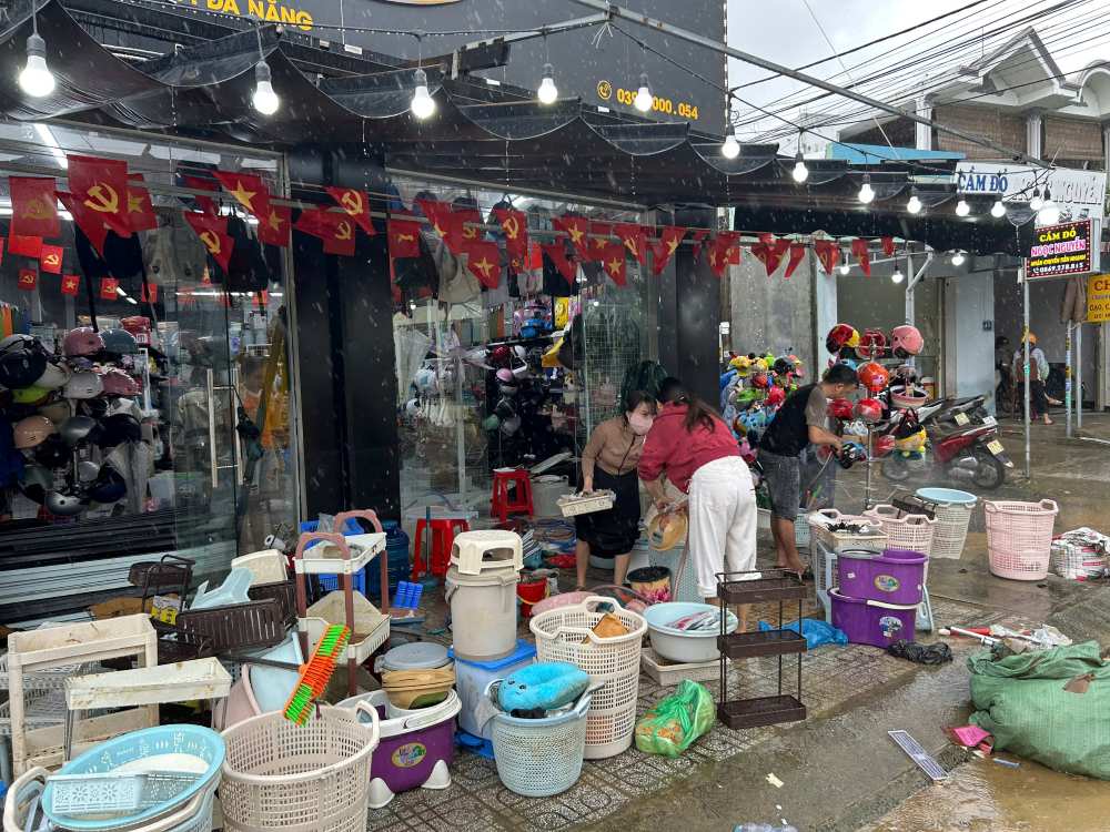 Nhieu cua hang tren duong Do Dang Tuyen tat bat don rua hang hoa de kip buon ban tro lai. Anh: Nha Phuong