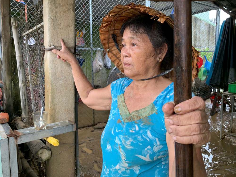 Tieu thuong tai cho nga tu cho biet, dot lu vua qua nuoc dang gan 2 met, sap hang hoa ngap sau. Anh: Thanh Huyen