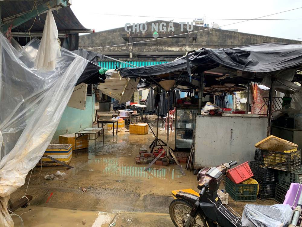 Cho nga tu, xa Dai Loc, TP Da Nang ngap ngua bun non, hang hoa hu hong sau lu. Anh: Thanh Huyen