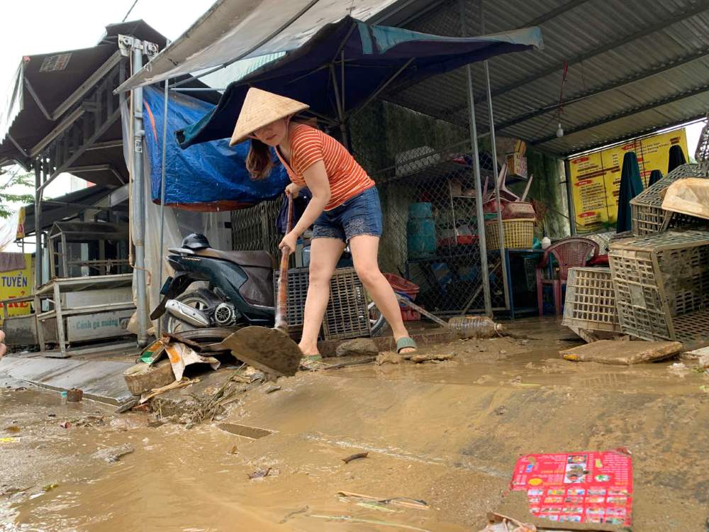 The water receded, Da Nang people wade in the mud, reclaiming their livelihoods after the big flood. Photo: Thanh Huyen