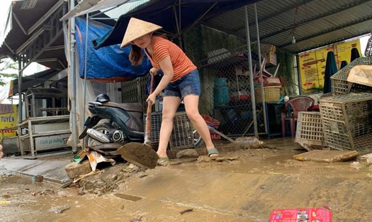 Nước rút, người dân Đà Nẵng bì bõm giữa bùn non, vực lại sinh kế sau đợt lũ lớn. Ảnh: Thanh Huyền