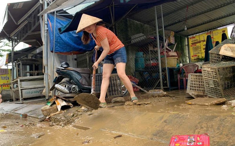 The water receded, Da Nang people wade in the mud, reclaiming their livelihoods after the big flood. Photo: Thanh Huyen