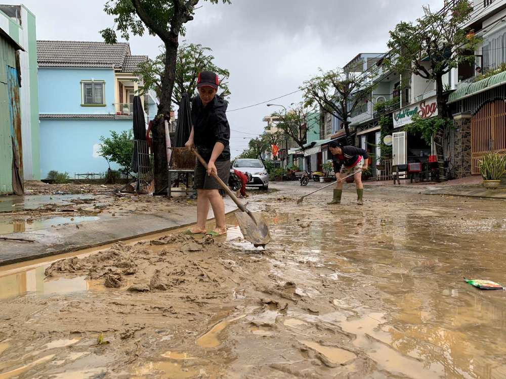 Nguoi dan tat bat don dep bun non sau lu. Anh: Nha Phuong