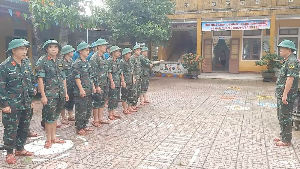 The water receded, the army returned to the flood center to support teachers and people to overcome the consequences. Photo: H.Nguyen