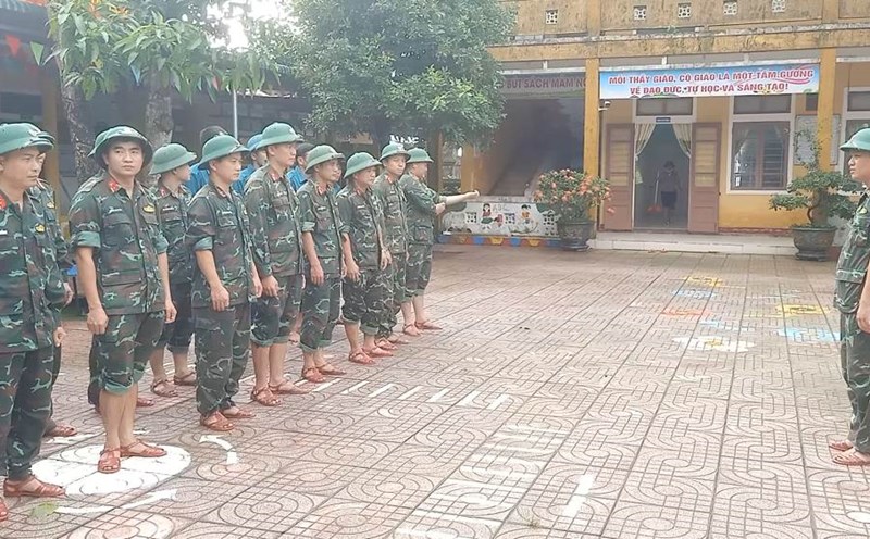 The water receded, the army returned to the flood center to support teachers and people to overcome the consequences. Photo: H.Nguyen