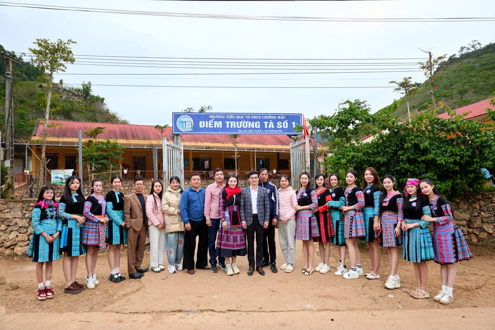 Top 30 concursantes de Miss Turismo Nacional de Vietnam 2025 visitan la escuela en Moc Chau. Foto: Comite Organizador