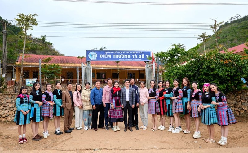Top 30 contestants of Miss Vietnam Ethnic Tourism 2025 visit a school in Moc Chau. Photo: Organizing Committee