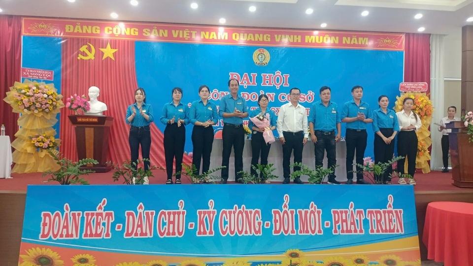 The Executive Committee of Bao Tien Company's Trade Union for the 2025-2030 term launched the Congress. Photo: Thanh Dung