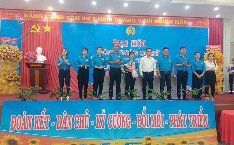 The Executive Committee of Bao Tien Company's Trade Union for the 2025-2030 term launched the Congress. Photo: Thanh Dung