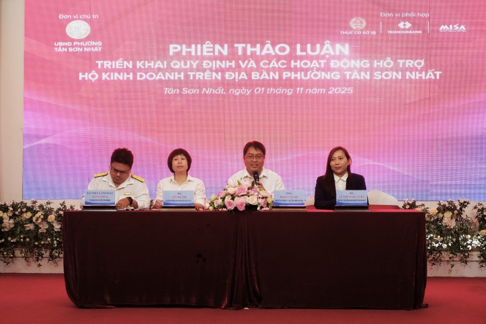 Ong Tran Tat Duc, To pho To Nghiep Vu, du toan, phap che cua Thue Co So 16 TPHCM (bia trai) tham gia giai dap ve thue cho ho kinh doanh. Anh: Minh Tam