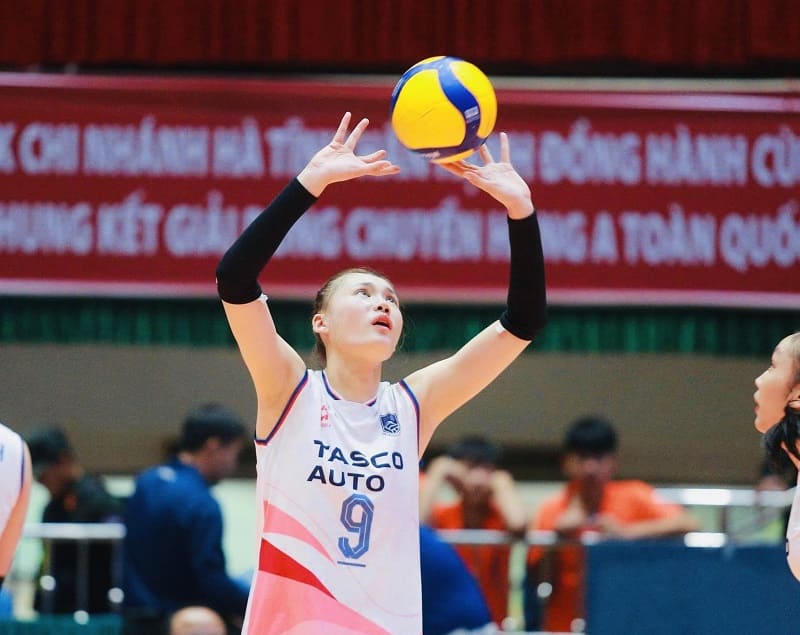 La joueuse Vi Thi Yen Nhi se reunira avec l'equipe nationale feminine de volleyball vietnamienne juste apres sa mission a Ha Tinh. Photo : VFV