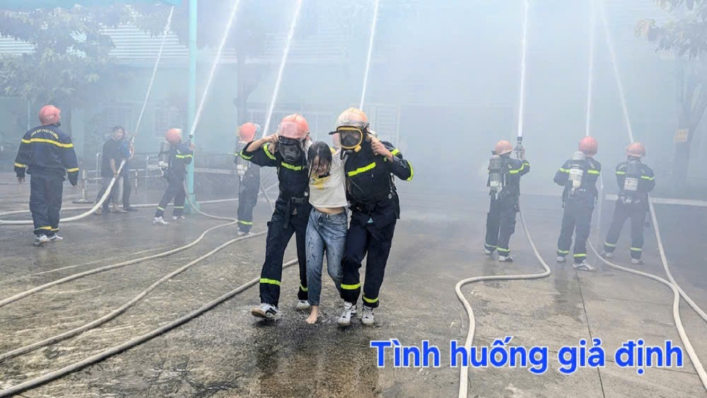 L'hypothese d'un incendie et de fumee toxique a piege certaines personnes aux etages superieurs provoquant une panique. Photo : Nghiem Tuc