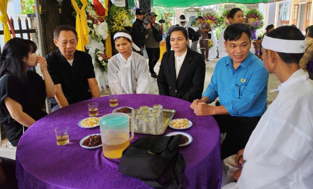 The union shares the loss and grief with the union members. Photo: Hue Trade Union