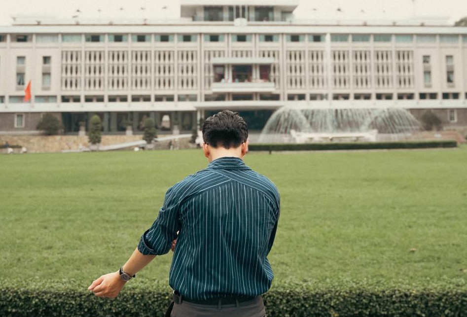 Duck collar blue is one of the suitable shirt colors for U40 men on cold days. Photo: Quoc Chung