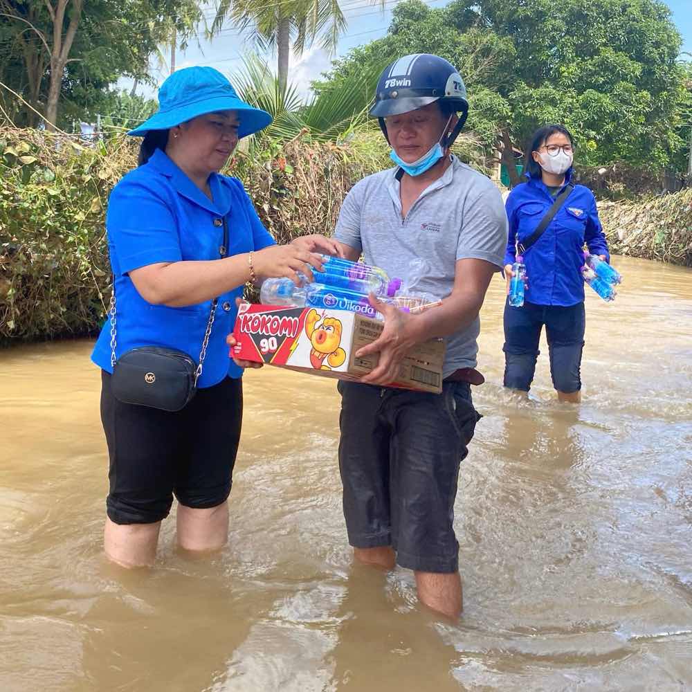 Chu tich Cong doan phuong Ham Thang tang nhu yeu pham cho nguoi dan vung ngap. Anh: Duy Tuan
