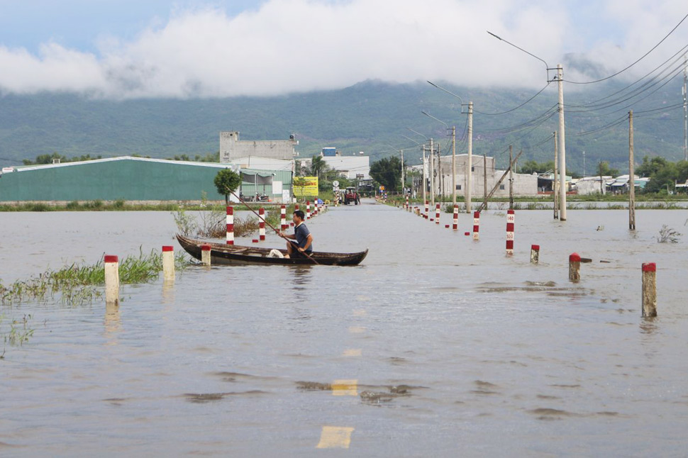 Provincial Road 640 through Tuy Phuoc Dong Commune (Gia Lai) was partially flooded. Photo: Ngoc Minh