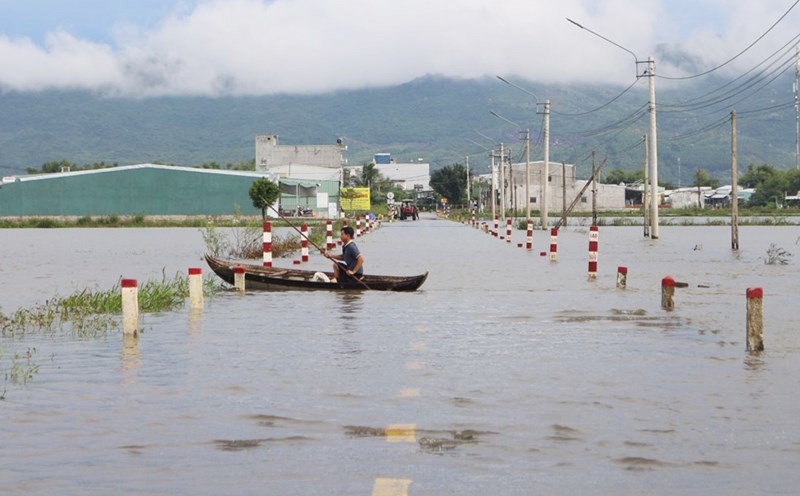 Provincial Road 640 through Tuy Phuoc Dong Commune (Gia Lai) was partially flooded. Photo: Ngoc Minh